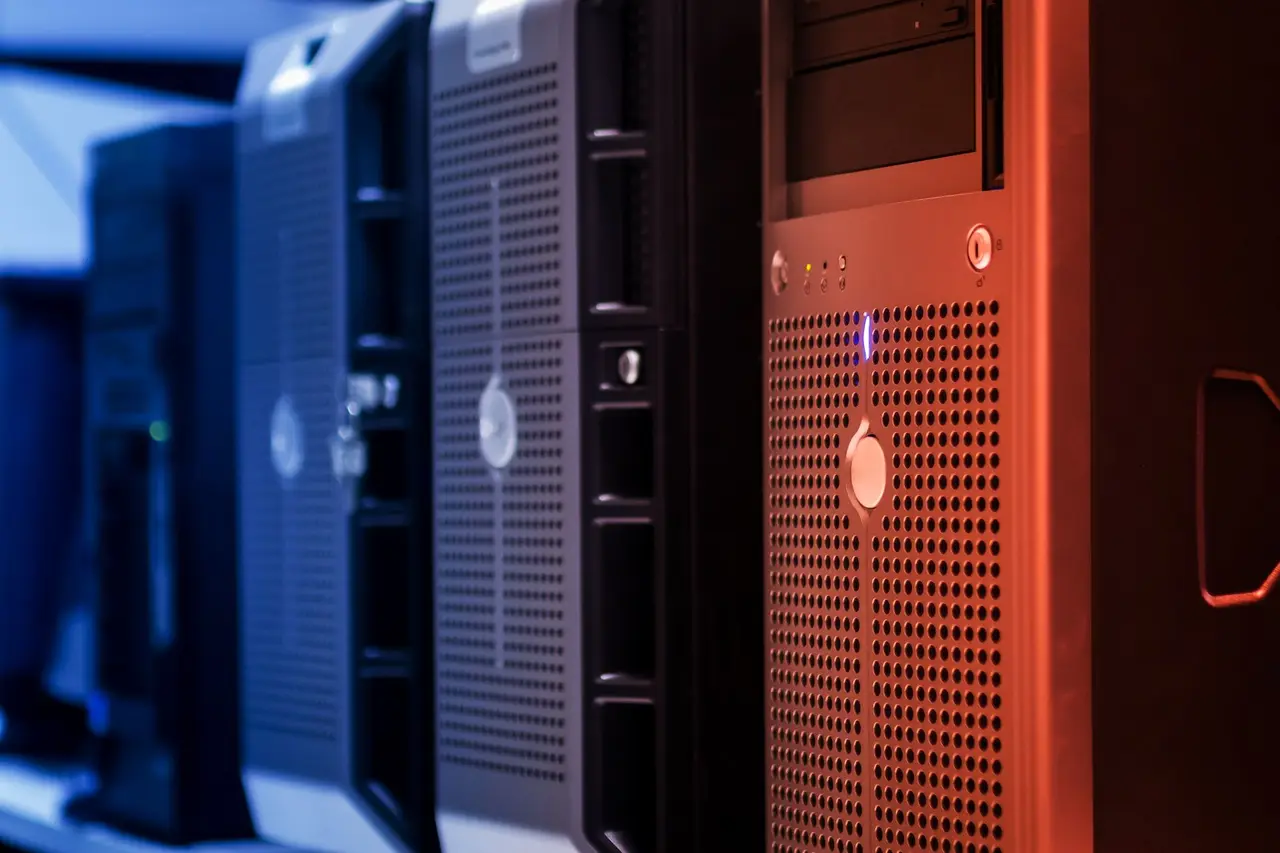 Racks de servidores iluminados en un centro de datos