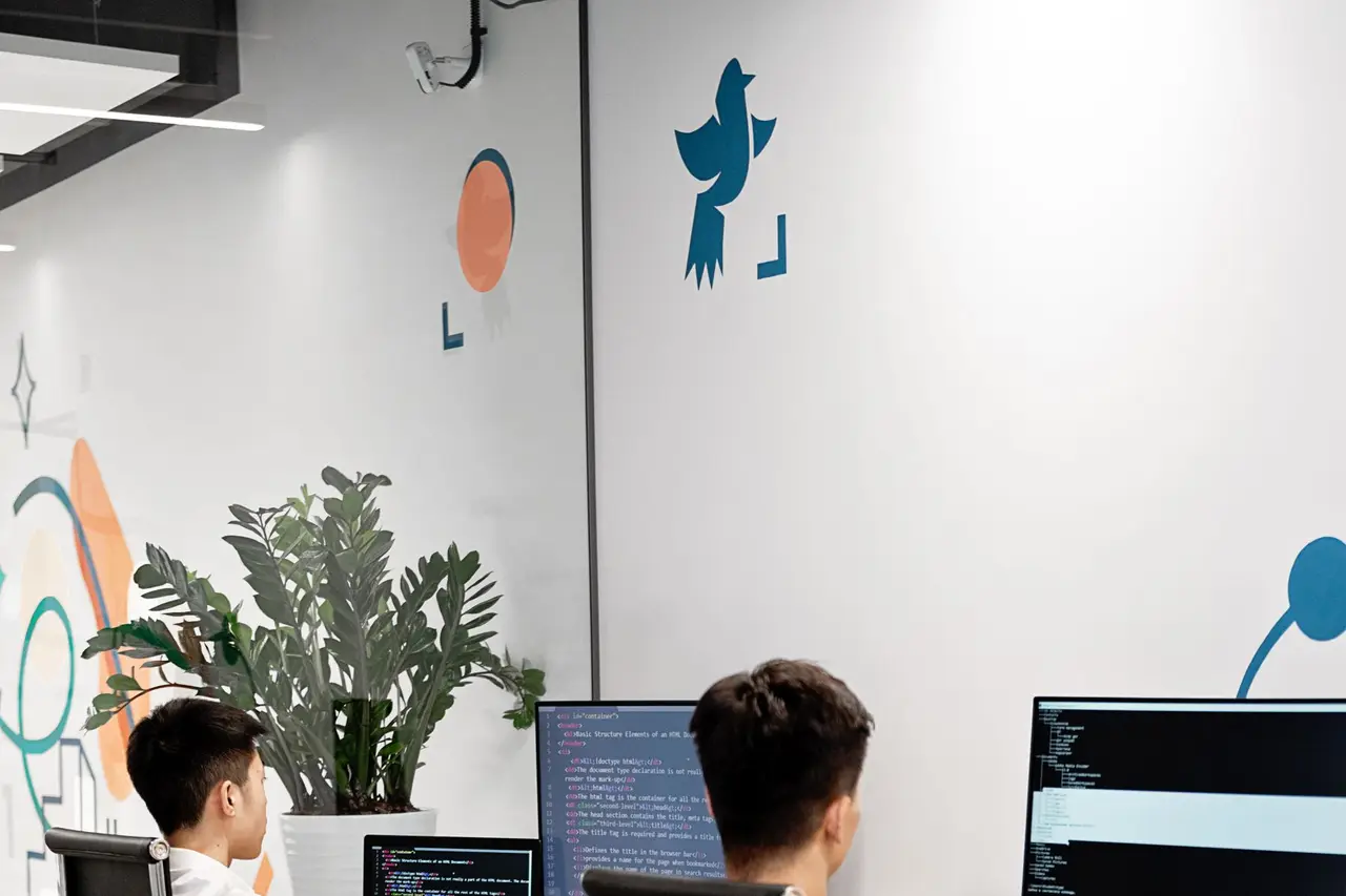 Equipo de desarrollo trabajando sobre el producto en una oficina